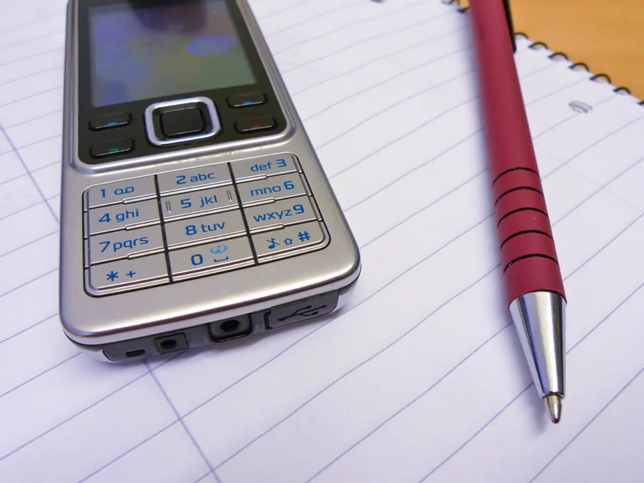 Compact Hexagonal EDC Pen Transforms into Credit Card-Like Shape, Perfect for Wallet Storage