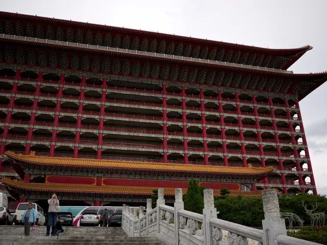 Japanese Stock Market Experiences Significant Surge; Rises by Nearly 1000 Points