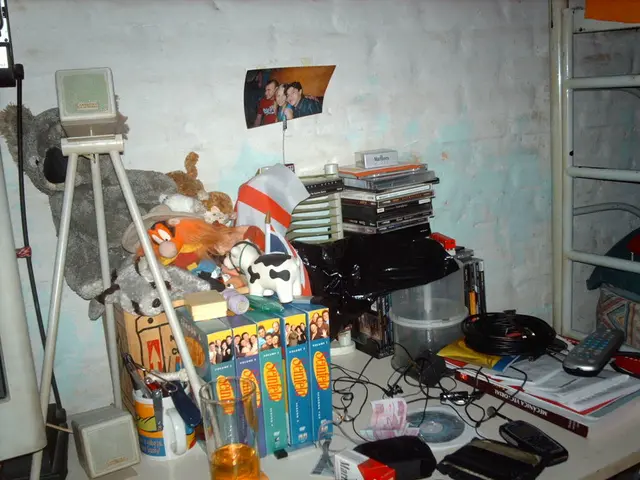 Miniature Electronic Device Powered by ATtiny Plays Retro Video Game Tunes on a Business Card