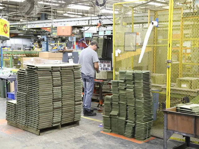 In the picture we can see a factory, in the factory we can see some machinery, some things placed...